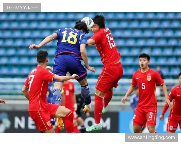 中国足球队迎战日本队，备战亚洲杯展现新阵容与战术革新