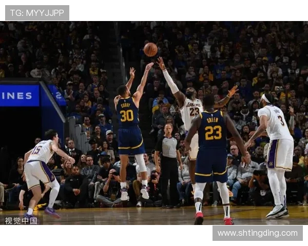 NBA新赛季揭幕战精彩回顾 詹姆斯与库里对决成为焦点